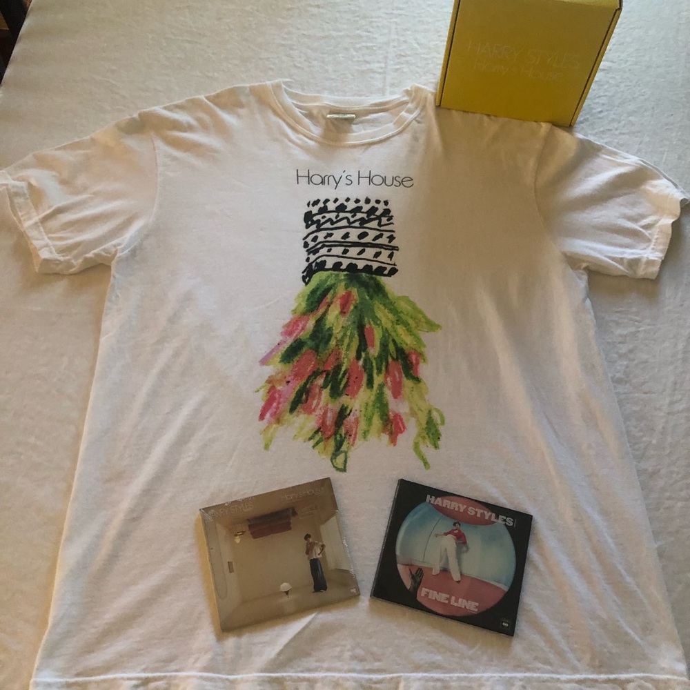 Harry Style’s Concert box with Graphic XL T-Shirt and 2 sealed CD’s